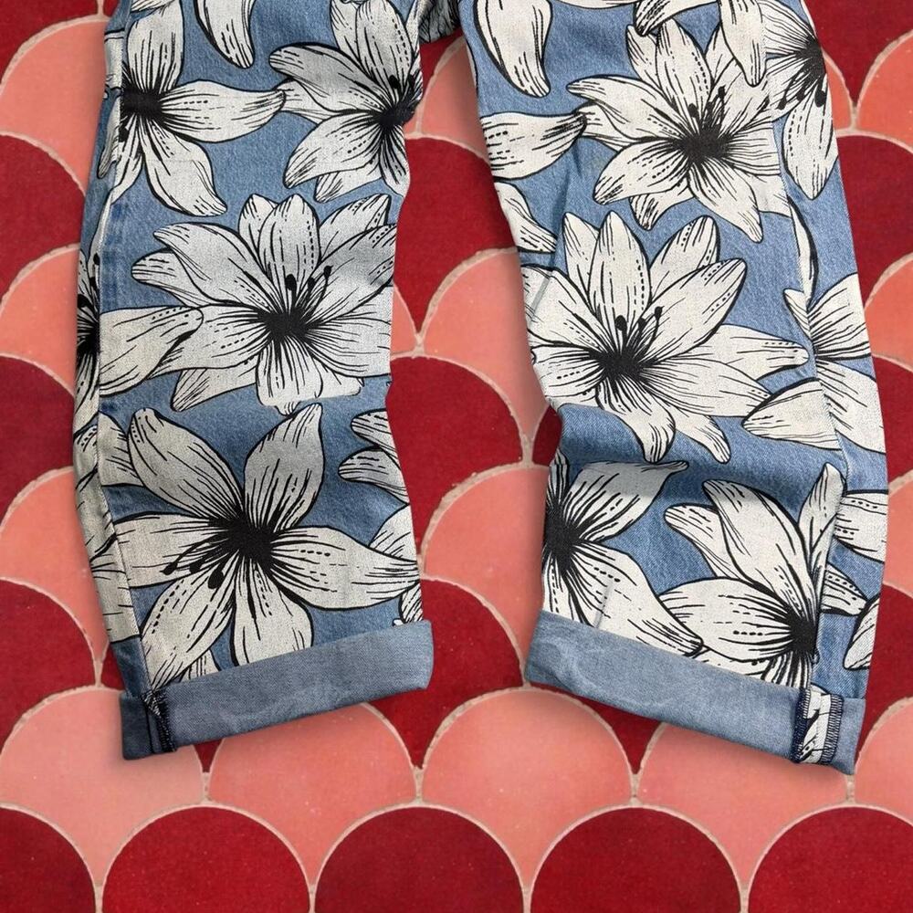 Levi's High Rise Floral Jeans in Blue and White - Picture 3 of 6
